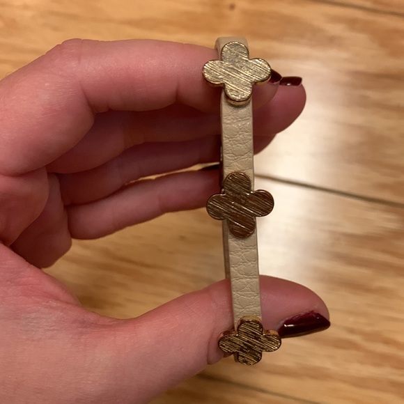 Leather and Gold Four Leaf Clover shaped bracelet - Picture 2 of 4